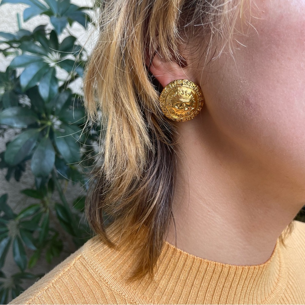 Large Chanel vintage gold clip on earrings